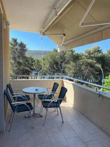 a patio with chairs and a table on a balcony at CREPSA apartments in Cres