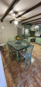 Posedenie v ubytovaní Villa Don Giovanni Fuengirola, Piscina Privada y vistas al mar y a la Montaña