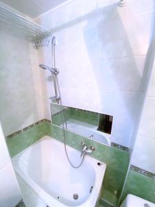 La salle de bains est pourvue d'une douche et d'un lavabo. dans l'établissement Апартаменти поруч з метро Лівобережна та МВЦ, à Kiev