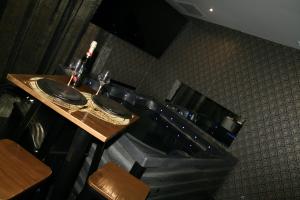 Posezení v ubytování Désirs d'une nuit - Loveroom jacuzzi + 28 fotografií
