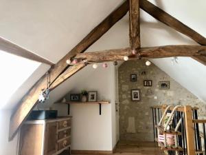 a kitchen with a wooden ceiling with exposed beams at Gite des vieilles pierres in Seigy
