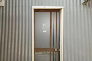 伊勢市にあるパライソ梅田の看板の建物への扉