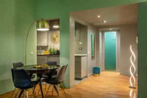 eine Küche und ein Esszimmer mit einem Tisch und Stühlen in der Unterkunft Apartment SPANISH STEPS in Rom