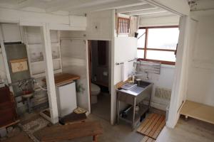 een kleine badkamer met een wastafel en een toilet bij パライソ梅田 in Ise
