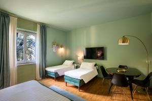 um quarto com uma cama, uma mesa e uma mesa; em Apartment SPANISH STEPS em Roma