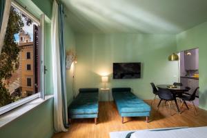 um quarto com um sofá, uma mesa e uma janela em Apartment SPANISH STEPS em Roma