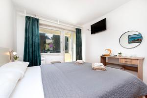 ein Schlafzimmer mit einem großen Bett und einem Fenster in der Unterkunft Casa Caterina in Rovinj