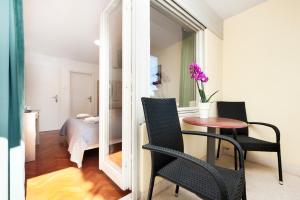 Zimmer mit einem Tisch und Stühlen sowie einem Schlafzimmer in der Unterkunft Casa Caterina in Rovinj