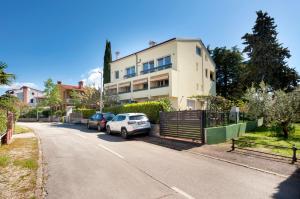 ein weißes Auto, das vor einem Gebäude parkt in der Unterkunft Casa Caterina in Rovinj