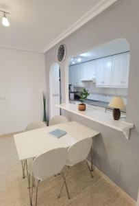 Kuchyňa alebo kuchynka v ubytovaní Apartament z dużym tarasem na pięknym osiedlu