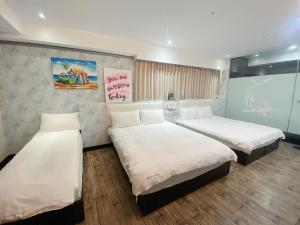 Postel nebo postele na pokoji v ubytování Love River Inn 愛河日央