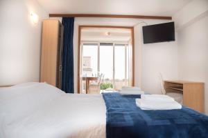 Una habitación de hotel con una cama con toallas. en Apartments Kiki, en Dubrovnik