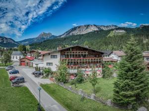 una vista aerea di un resort con montagne sullo sfondo di Gästehaus Elfriede inklusive Sommerbergbahnticket a Haldensee