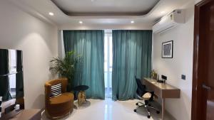 una oficina con escritorio, silla y ventana en Bed&Oats Studios, en Gurgaon