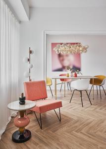 une salle à manger avec des chaises, une table et un lustre dans l'établissement Halcyon Days Luxembourg, à Luxembourg