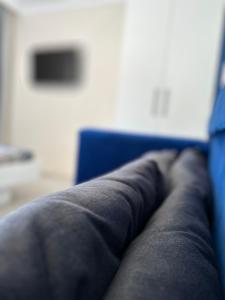un primer plano de una manta en un sofá en enjoy hotel, en Fethiye