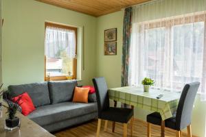 Etzelwang的住宿－Landgasthof Peterhof，客厅配有沙发和桌子