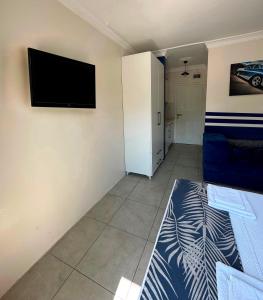 ein Wohnzimmer mit einem Flachbild-TV an der Wand in der Unterkunft enjoy hotel in Fethiye