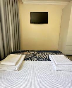 フェティエにあるenjoy hotelのベッドルーム1室(ベッド1台、壁掛けテレビ付)