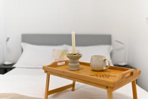 una mesa con una vela encima de una cama en Apartment Judy, Terrace&Garden, 80m from the Beach en Sveti Filip i Jakov