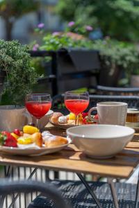 een houten tafel met twee glazen wijn en eten bij B&B Studio83 Pompei in Pompei