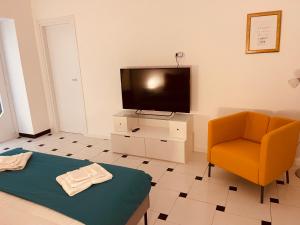 TV a/nebo společenská místnost v ubytování Casa vacanza in centro “La Mongolfiera” C.mare di Stabia