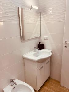 Koupelna v ubytování Casa vacanza in centro “La Mongolfiera” C.mare di Stabia + 5 fotografií