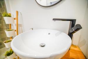 un lavandino bianco in un bagno con specchio di Alvito Charm Apartments a Lisbona