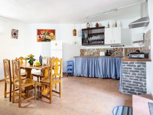 - une cuisine et une salle à manger avec une table et des chaises dans l'établissement EDEN RENTALS North Paradise 'House A', à Santa Catalina