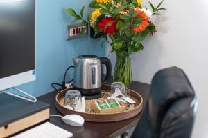 Příslušenství pro přípravu čaje a kávy v ubytování B&B Studio83 Pompei