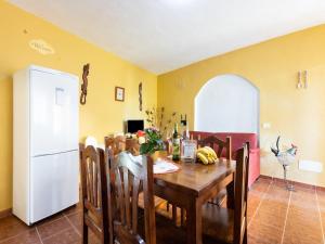 una cucina e una sala da pranzo con tavolo e frigorifero bianco di EDEN RENTALS North Paradise "House B" a Santa Catalina