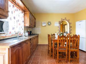 cocina con mesa, sillas y fregadero en EDEN RENTALS North Paradise "House B", en Santa Catalina