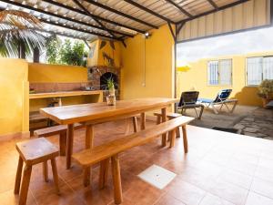 una sala da pranzo con tavolo in legno e panche di EDEN RENTALS North Paradise "House B" a Santa Catalina