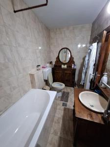 łazienka z wanną, toaletą i umywalką w obiekcie Refugiul liniștit pentru tine! w mieście Poienile Izei
