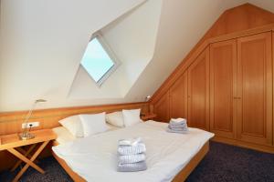 a bedroom with a large bed with a skylight at Wohnung Solt in Juist