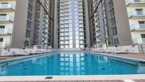 Bazén v ubytování STAY BY LATINEM Luxury 1BR Holiday Home CVR B3109 near Burj Khalifa nebo v jeho okolí