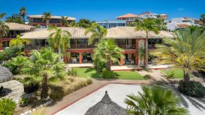 una vista aérea de un complejo con palmeras y piscina en Spanish Water Apartments, en Willemstad