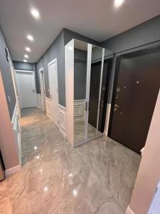 une chambre vide avec des miroirs et une chambre avec un couloir dans l'établissement SÜPER KONUMDA LUX,ŞÖMİNELİ TASARIM DAİRE, à Istanbul