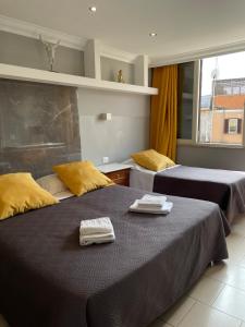 2 Betten in einem Zimmer mit Handtüchern darauf in der Unterkunft Hotel Giolitti Smart in Rom