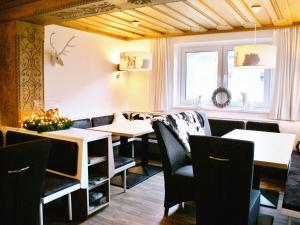 Fantastic chalet in Saalbach Hinterglemm Salzburgerland for 22 peopleにあるレストランまたは飲食店