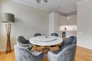 a dining room with a table and chairs at Apartament Faltom Gdynia Centrum in Gdynia