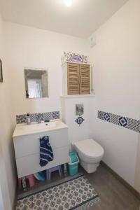 La salle de bains est pourvue d'un lavabo et de toilettes. dans l'établissement La Terrasse, 4 personnes, Terrasse, garage, à Rennes