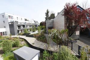 une maison avec un jardin en face d'un bâtiment dans l'établissement La Terrasse, 4 personnes, Terrasse, garage, à Rennes