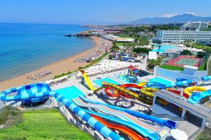Acapulco Resort Hotel في كيرينيا: حديقة مائية بها مجموعة من الزحاليق المائية