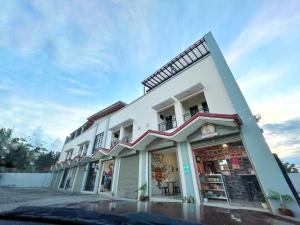 eine Ladenfront an einem Gebäude in einer Straße in der Unterkunft Verra Inn in Tagaytay