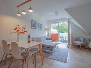 een woonkamer met een tafel en een bank bij Haus Auguste - App. 16 in Bansin