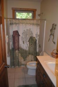 y baño con aseo y cortina de ducha. en Hooked By The View, en Topton
