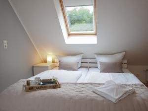 バンシンにあるHaus Auguste - App. 16のベッドルーム(大きな白いベッド1台、窓付)