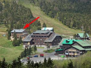 a building with a red arrow on top of it at Chata H&D Červenohorské Sedlo in Kouty