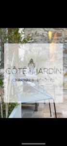 una señal para una fotografía de chaminarios avalon de capa en Coté jardin en Sainte-Suzanne